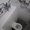 Unbekannte haben mehrere Toilettenwände beim Skate- und Bikepark mit Edding beschmiert.