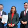 Dirk Wiese (r), stellvertretender SPD-Fraktionsvorsitzender, Katrin Göring-Eckardt (M), Fraktionsvorsitzende von Bündnis 90/Die Grünen, und Marco Buschmann, Erster Parlamentarischer Geschäftsführer der FDP-Bundestagsfraktion, stellen auf einer Pressekonferenz Eckpunkte zur "Geordneten Beendigung der epidemischen Lage von nationaler Tragweite" vor. 