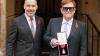 Elton John mit Ehemann David Furnish bei der Verleihung des "Order of the Companions of Honour".