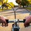 Ein 16-jähriger Radfahrer stieß in Amberg mit einem Auto zusammen. (Symbolbild)