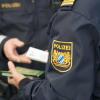 Die Polizei kontrollierte am Dienstag einen Mann in Lindau, der mit zwei Haftbefehlen gesucht wurde. (Symbolbild)