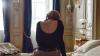 Diana (Mareile Blendl) führt ein Telefongespräch in einem Hotel in Paris.