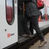 Dem Mann ist zweimal die Mitfahrt in einem Zug verweigert worden, da er keinen Fahrschein und keine FFP2-Maske besaß.  (Symbolbild).