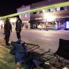 Die Polizei untersucht den Tatort, nachdem am Sonntag ein Geländewagen in Wisconsin in eine Menschenmenge gefahren ist. 
