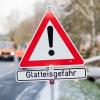 Der 29-jährige Autofahrer hatte Glück im Unglück, er konnte das Autowrack unverletzt verlassen. (Symbolbild)