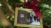 Ein Foto von Donald und Melania Trump am Weihnachtsbaum von Joe und Jill Biden.