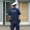Der Polizist wurde bei dem plötzlichen Angriff leicht verletzt. Dem Angreifer drohen nun mehrere Anzeigen. (Symbolbild)