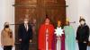 Die Sternsinger brachten dem Rathaus den Segen (v.l.n.r.): Zweite Bürgermeisterin Margareta Böckh, Oberbürgermeister Manfred Schilder, die drei Geschwister Kerle und Gemeindereferentin Angela Föhr.