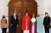 Die Sternsinger brachten dem Rathaus den Segen (v.l.n.r.): Zweite Bürgermeisterin Margareta Böckh, Oberbürgermeister Manfred Schilder, die drei Geschwister Kerle und Gemeindereferentin Angela Föhr.