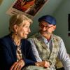"Horst Lichter - Keine Zeit für Arschlöcher": Horst Lichter (Oliver Stokowski) sitzt gemeinsam mit seiner Mutter Margret (Barbara Nüsse) in seinem alten Kinderzimmer.
