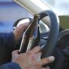 Die Beamten der Polizei Mindelheim erwischten einen 21-jährigen Autofahrer ohne Führerschein, dafür aber mit offener Bierflasche im Fahrzeug. (Symbolbild).