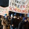 Etwa 5.800 Menschen nahmen an Corona-Demonstrationen im Zuständigkeitsbereich des Polizeipräsidiums Schwaben Süd/West am Montag teil. (Symbolbild)