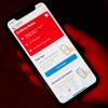 Eine rote Meldung in der Corona-Warn-App soll bald nicht mehr ausreichen um einen kostenlosen PCR-Test zu bekommen. (Symbolbild) 
