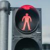 Eine 17-jährige Fußgängerin wurde in Ravensburg von einem Auto erfasst, als sie bei Rot über die Ampel ging. (Symbolbild)