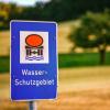 Ein Landwirt hat unter anderem das  Verkehrsschild "Wasserschutzgebiet" auf seinem Hof gefunden. (Symbolbild)