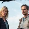 "Tatort: Liebe mich!": Martina Bönisch (Anna Schudt) und Peter Faber (Jörg Hartmann) betrachten das ausgebrannte Auto, das ihrer Kollegin gehört.