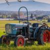 In Balzhofen hat sich der Traktor eines 89-jährigen Mannes bei Feldarbeiten überschlagen. (Symbolbild) 