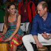 Herzogin Kate und Prinz William beim Trommeln in einem Kulturzentrum in Jamaika.