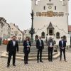 Vor dem Kemptener Rathaus (v.l.n.r.):Stefan Bosse, Oberbürgermeister Stadt Kaufbeuren Maria Rita Zinnecker, Landrätin des Ostallgäus Thomas Kiechle, Oberbürgermeister Stadt Kempten (Allgäu) Indra Baier-Müller, Landrätin des Oberallgäus Florian Meyer, Baurat, Bayerisches Staatsministerium für Wohnen, Bau und Verkehr (StMB).