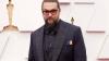 Jason Momoa auf dem roten Teppich bei der 94. Oscarverleihung. Der Schauspieler trug ein Einstecktuch in den Farben der ukrainischen Flagge.