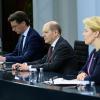Bundeskanzler Olaf Scholz äußert sich zusammen mit Hendrik Wüst, Ministerpräsident von Nordrhein-Westfalen, und Franziska Giffey, Regierende Bürgermeisterin von Berlin, nach den Beratungen zwischen der Bundesregierung und den Regierungschefinnen und Regierungschefs der Länder.