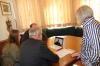 Oberbürgermeister Manfred Schilder (Mitte) tauschte sich mit seinem Amtskollegen Vladyslav Atroshenko aus Tschernihiw zur aktuellen Lage in der ukrainischen Partnerstadt aus. Rechts im Bild Bürgermeisterin Margareta Böckh, links Dolmetscherin Anna Kolomiiets aus Tschernihiw und Dolmetscher Viktor Weiler. 