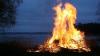 Die Feiernden begannen irgendwann damit alles Mögliche in das Lagerfeuer zu werfen. (Symbolbild)