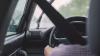 Ein 19-jähriger Autofahrer kam in Mindelheim bei Regen von der Straße ab und überschlug sich mehrfach. (Symbolbild)