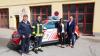 Fahrzeugübergabe von einem neuen Einsatzfahrzeug bei der Feuerwehr Sonthofen. V.l. Walter Wilhelm (Stadt Sonthofen), Kommandant Markus Adler, Marena Hefele und Carl Singer (Autohaus Singer)