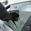 Auf dem Waldparkplatz zwischen Mindelheim und Türkheim hat ein Unbekannter am geparkten Auto einer 26-jährigen Frau die Scheibe eingeschlagen und deren Geldbeutel geklaut.  (Symbolbild) 