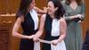 Königin Letizia (l.) und die Rechtsprofessorin Inmaculada Vivas Tesón erschienen im schwarz-weißen Midikleid zu der Veranstaltung.