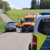 Am Donnerstagvormittag ist eine ältere Frau auf einem E-Bike mit zwischen Leutkirch und Altusried mit einem Auto zusammengestoßen.