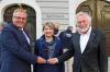 Bei der Auszeichnung im Rathaus (v.l.): Oberbürgermeister Manfred Schilder, ADFC-Landesvorsitzende Bernadette Felsch und Manfred Neun, Ehrenpräsident des Europäischen Radfahrverbandes, der mit dem „Special Lifetime Award of World Bicycle Day of the United Nations“ für das Jahr 2022 ausgezeichnet worden ist. 