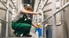 Lohn-Plus fürs Brauen: Wer in Kempten im Allgäu in der Produktion und im Vertrieb von Bier arbeitet, bekommt mehr Geld. Rückwirkend zum März steigen die Tarif-Einkommen in Brauereien um insgesamt 4,1 Prozent. (Symbolbild) 