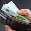 Ein 75-jähriger Mann ist in Überlingen Opfer von Betrügerinnen geworden. Die beiden Frauen sprachen den Mann vor einer Bank an und ergaunerten durch aggressives Betteln mehrere hundert Euro.  (Symbolbild)