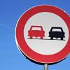 Ein Motorradfahrer ist am Dienstagnachmittag nach einem verbotenen Überholmanöver mit einer Autofahrerin zusammengekracht. Dabei wurde sein 13-jähriger Sohn verletzt, der auf dem Sozius mitgefahren ist. (Symbolbild)