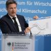 Robert Habeck hat auf einer Pressekonferenz die zweite Stufe des "Notfallplan Gas" ausgerufen und die Bürgerinnen und Bürger zum Energiesparen aufgerufen.