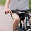 In Neu-Ulm hat ein Autofahrer einer 13-jährigen Radlerin die Vorfahrt genommen. Das Kind wurde verletzt, der Autofahrer flüchtete. (Symbolbild)