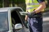 Bei Einreisekontrollen in Pfronten-Steinach hat die Polizei drei Männer erwischt, die mit einem gefälschten Pass und 22.500 Euro unter der Motorhaube nach Deutschland einreisen wollten. Alle drei wurden des Landes verwiesen. Das Zollfahnungsamt ermittelt wegen des Verdachts der Geldwäsche. (Symbolbild)