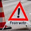 Der Wagen einer 38-jährigen Frau geriet während der Fahrt plötzlich in Brand. Sie und ihr 15-jähriger Sohn konnten noch rechtzeitig das Auto verlassen. Doch der Wagen brannte komplett nieder. Die Polizei geht von einem technischen Defekt als Brandursache aus. (Symbolbild)