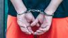 Am Dienstag hat ein Mann bei einem Streit in einem Zug Richtung Friedrichshafen einen 26-Jährigen mit einer Flasche lebensgefährlich verletzt. Nun hat die Polizei am Mittwoch einen Tatverdächtigen verhaftet. Der 28-Jährige sitzt nun in Haft. (Symbolbild)