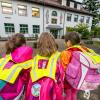 Mit Leuchtstreifen werden die Schulkinder gerade im Winter, wenn es morgens noch dunkel ist, besser gesehen.
