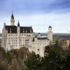 Weltweit bekannt ist das Schloss Neuschwanstein im südlichen Ostallgäu. Bei manchem Touristen ist das Schloss übrigens eher unter dem Namen "Cinderella Castle" bekannt.