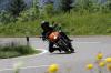 Am Montagmittag ist ein Motorradfahrer bei einem Zusammenstoß mit einem Auto schwer verletzt worden. Der 58-Jährige hatte verbotenerweise den Wagen überholt, als ihm eine Gruppe Motorradfahrer entgegenkam. Beim Versuch auszuweichen krachte er in das Auto und stürzte über die Leitplanke.  (Symbolbild).