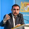 Der Bayersiche Gesundheitsminister Klaus Holetschek will die Quote der Corona-Auffrischungsimpfungen in den Alten- und Pfelgeheimen erhöhen. (Archivbild)
