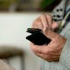 Telefonbetrug: Vor allem ältere Menschen werden häufig Opfer der dreisten Betrugsmaschen. (Symbolbild)
