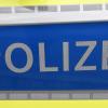 Die Polizei Kaufbeuren sucht einen Mann wegen des Verdachts des Exhibitionismus in Mauerstetten. Eine Zeugin hatte den Beamten einen etwa 40 bis 50 Jahre alten Mann gemeldet, der sich in der Nähe von Jugendlichen aufgehalten haben soll.  (Symbolbild)