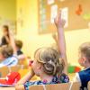 Wahrscheinlich während des Schulbetriebs sind Diebe in die Grundschule Boos eingedrungen, ließen sich einsperren und stahlen anschließend eine Vielzahl an Turnbeuteln und Kleidungsstücken. (Symbolbild)