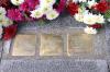 Drei Stolpersteine in der Maximilianstraße 5 erinnern an Familie Eisfeld, die dort über Jahrzehnte ein Schuhgeschäft geführt hatten. 