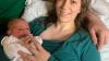 Papa Nikita und Mama Sophie mit dem Füssener Neujahrsbaby Fritz Valentin.